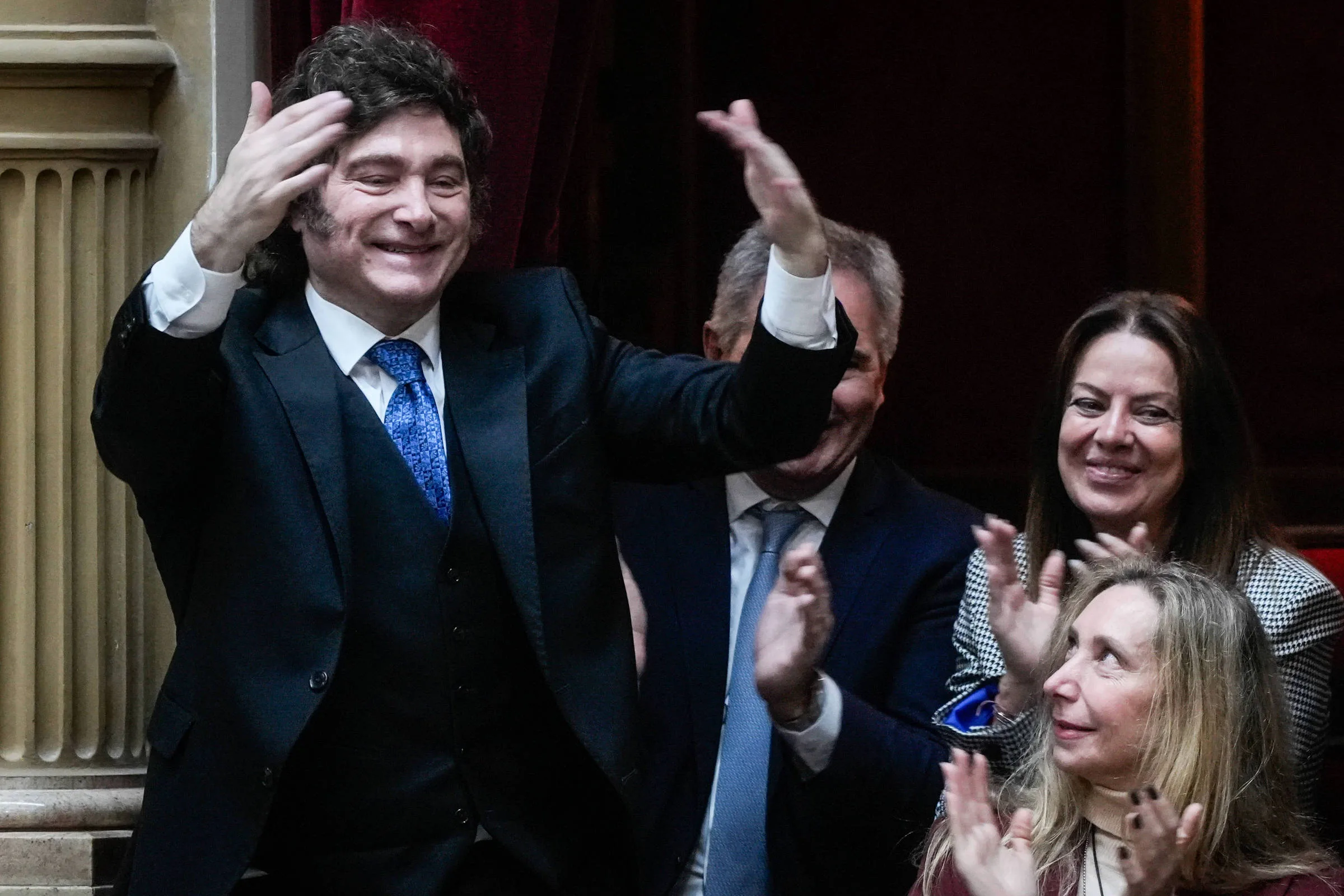 Chefe de Gabinete de Milei enfrenta interrogatório no Congresso por escândalo de viagens e imóveis