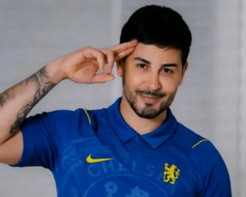 Chelsea escolhe Carlinhos Maia para lançar novo uniforme