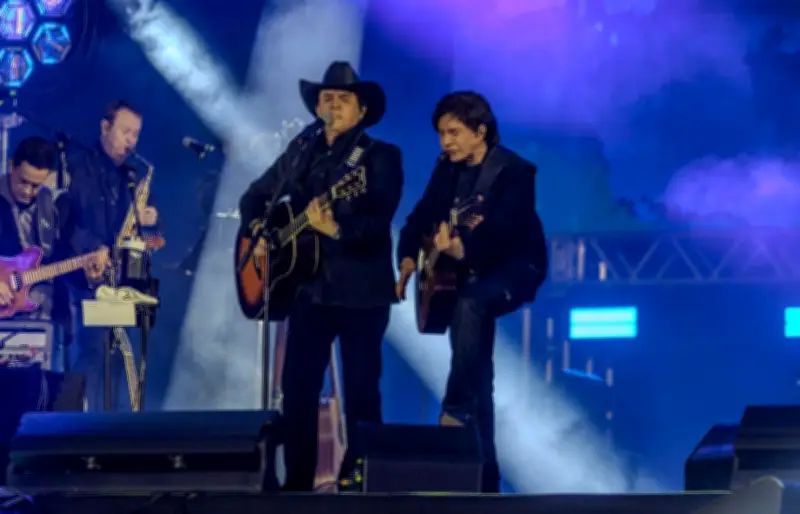 Chitãozinho e Xororó lançam 'Caipira Eu Sou' com banda Traia Véia