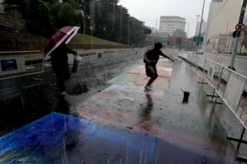 Chuva desfaz tapetes de sal no Corpus Christi do Rio de Janeiro