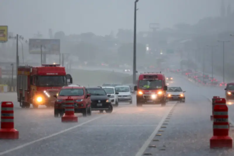 Chuva e temporais voltam a SC neste sábado (27); Defesa Civil alerta