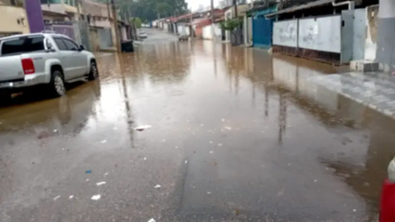 Chuva forte alaga bairros e interdita trânsito em Sorocaba