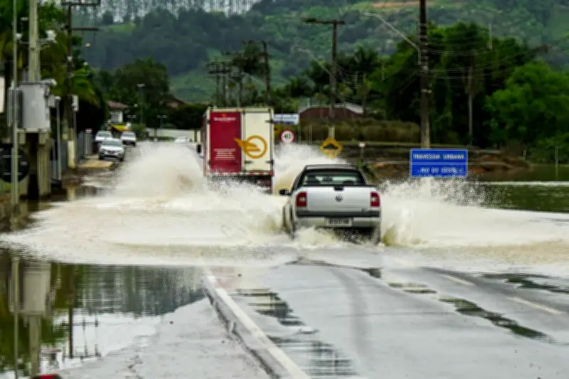 Chuva forte e risco de alagamentos em SC neste domingo