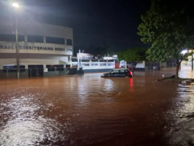 Chuva forte em Iporã alaga ruas e casas; em Curitiba, adutora rompe