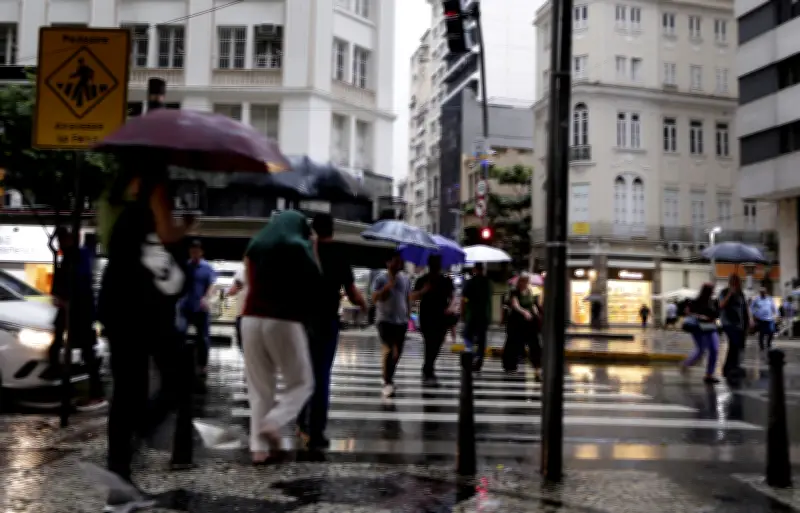 Chuva no Rio: alerta de deslizamento e previsão para terça-feira