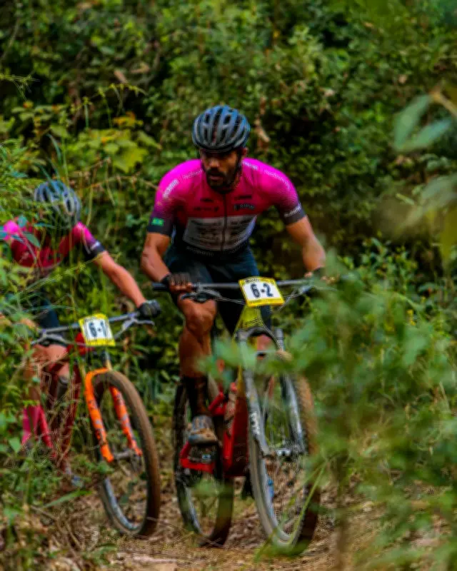 Ciclista Bruno Barbosa morre atropelado na BR-494 em Divinópolis