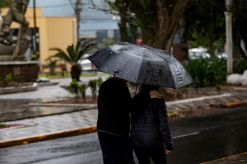 Ciclone traz chuva e frio no Dia dos Namorados no RS