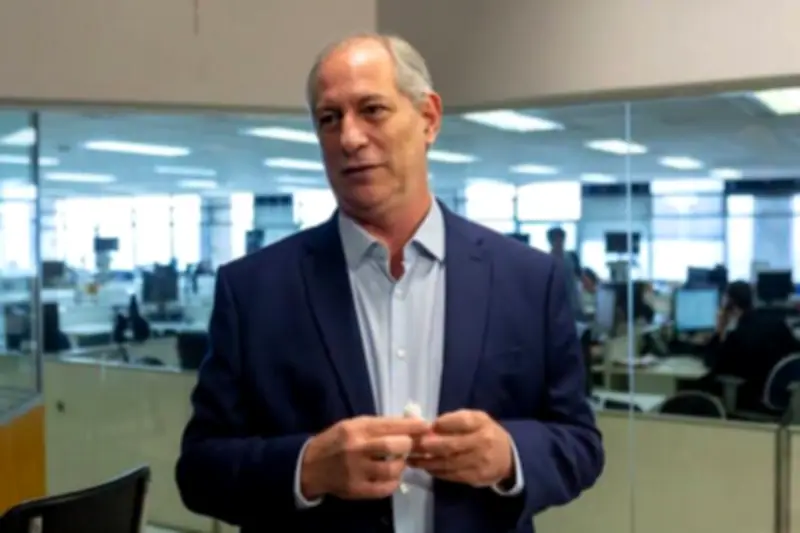 Ciro Gomes se distancia de briga entre Michelle e Flávio Bolsonaro