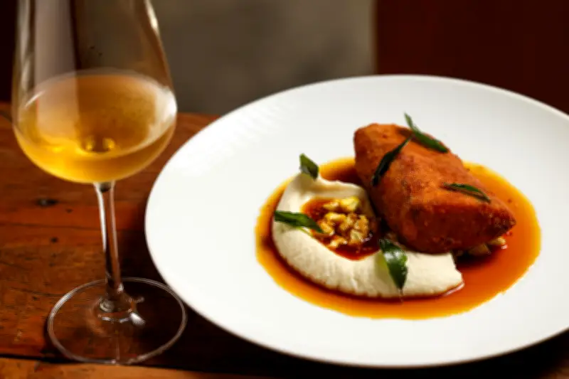 Clássicos reinventados: frango à Kiev, moules-frites e lobster roll ganham versões autorais em SP