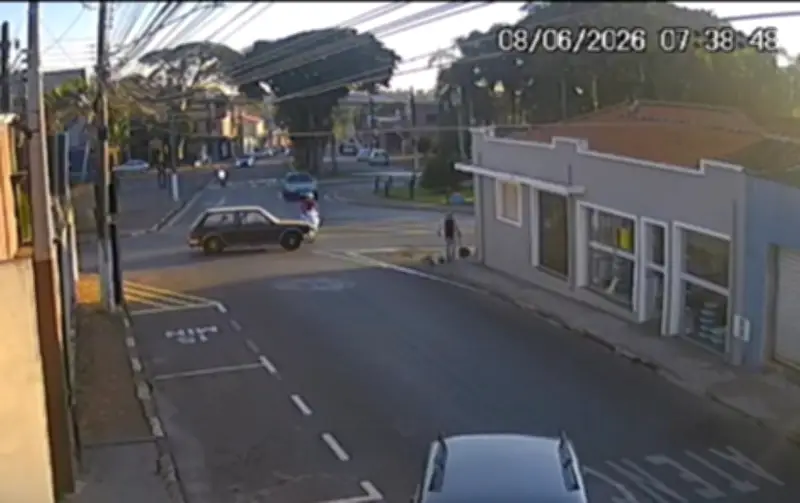 Câmera flagra motociclista de 23 anos sendo atingida por carro em Capão Bonito