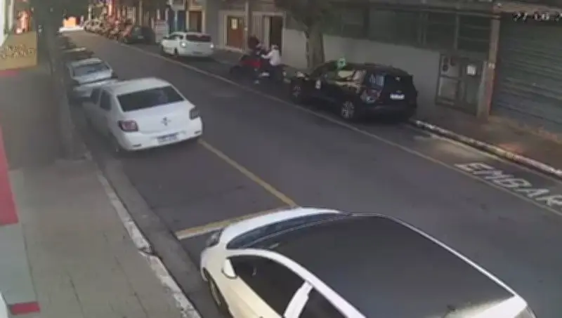 Câmera flagra suspeitos antes de atirar em tenente da Rota em SP