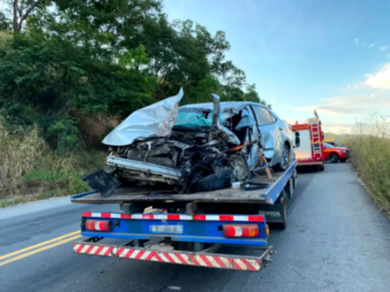 Colisão frontal entre rodotrem e carro deixa dois feridos na BR-116 em Teófilo Otoni