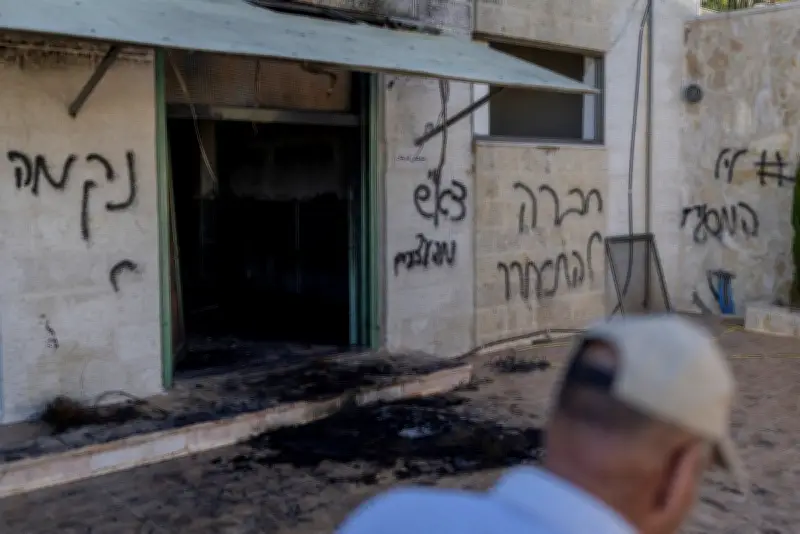 Colonos israelenses incendeiam duas mesquitas na Cisjordânia