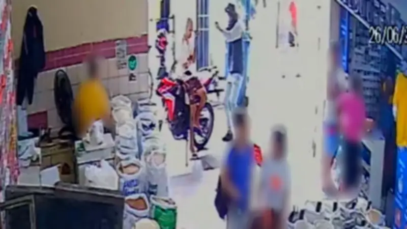 Comerciante é baleado no rosto ao mexer no celular no Recife