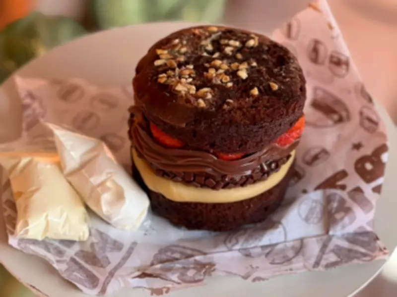 Confeiteira aposta em X-bolo viral e vende 30 unidades em um dia no AC