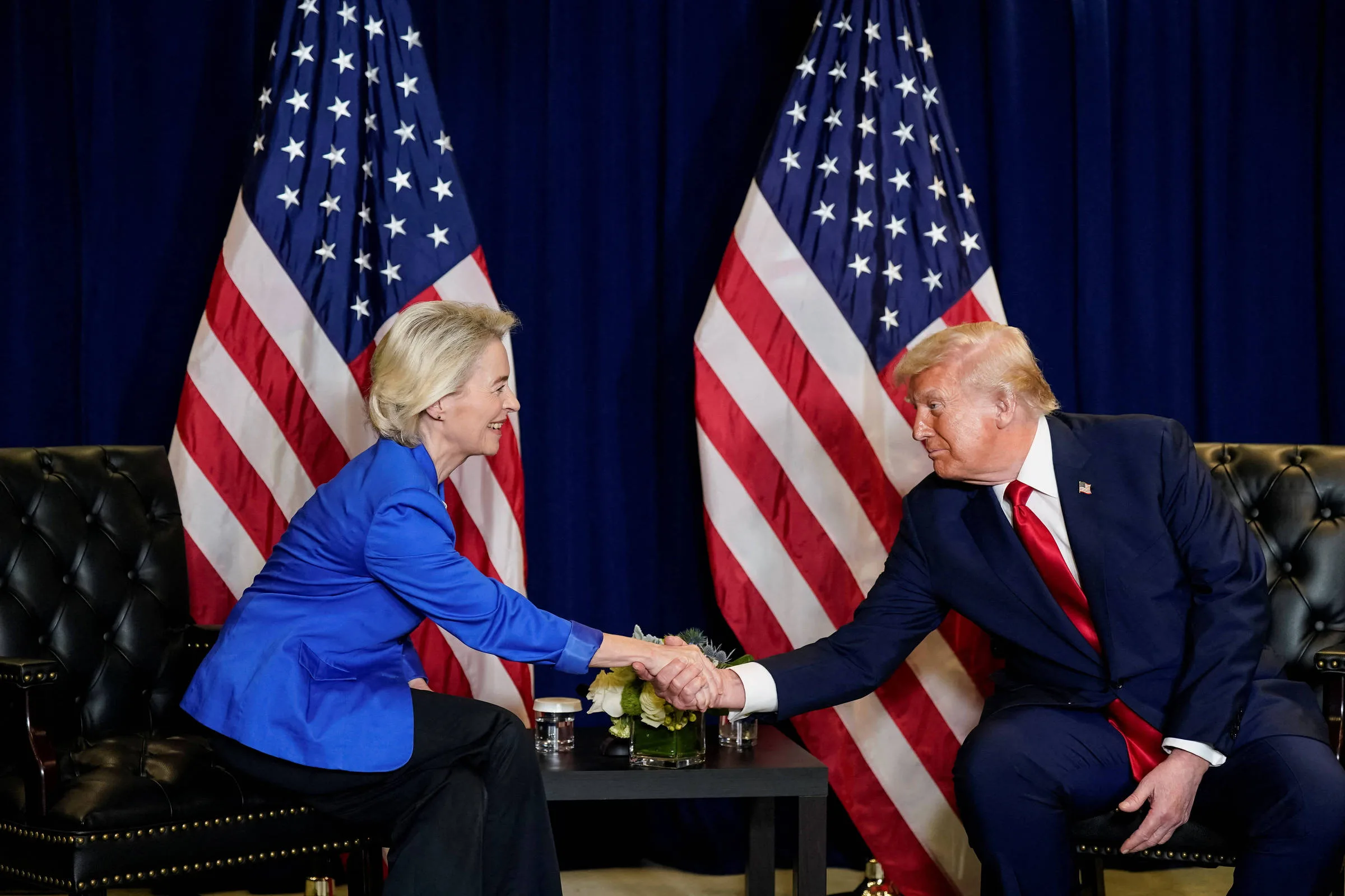 Parlamento Europeu congela acordo comercial com EUA após ameaças de Trump