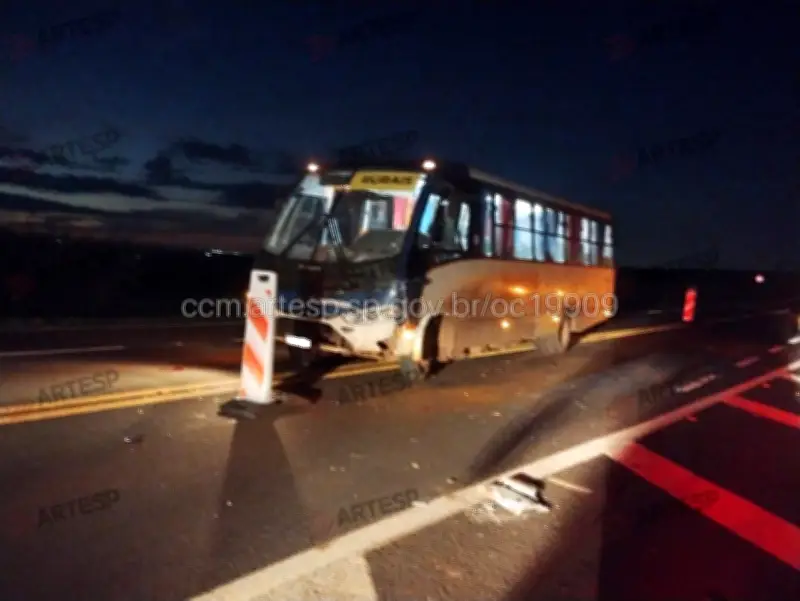 Conversão proibida causa acidente entre carro e ônibus em São Manuel