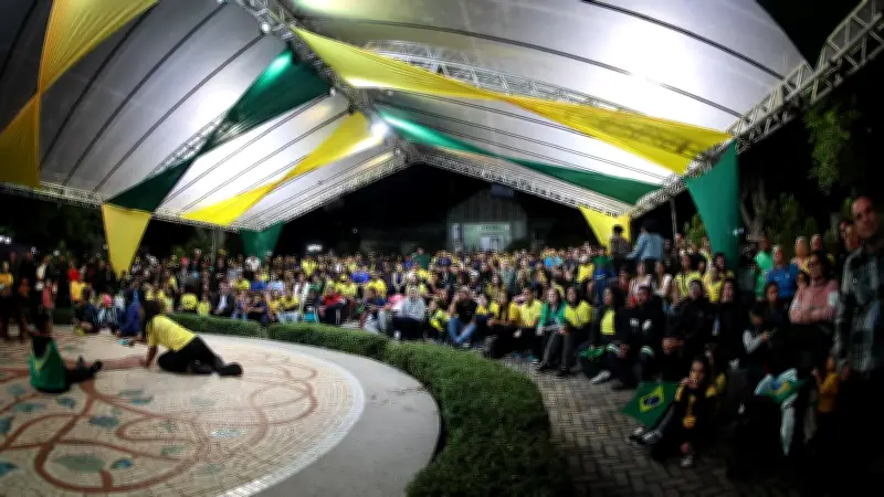 Copa atrai grande público às Praças Centrais de Extrema com telões e shows