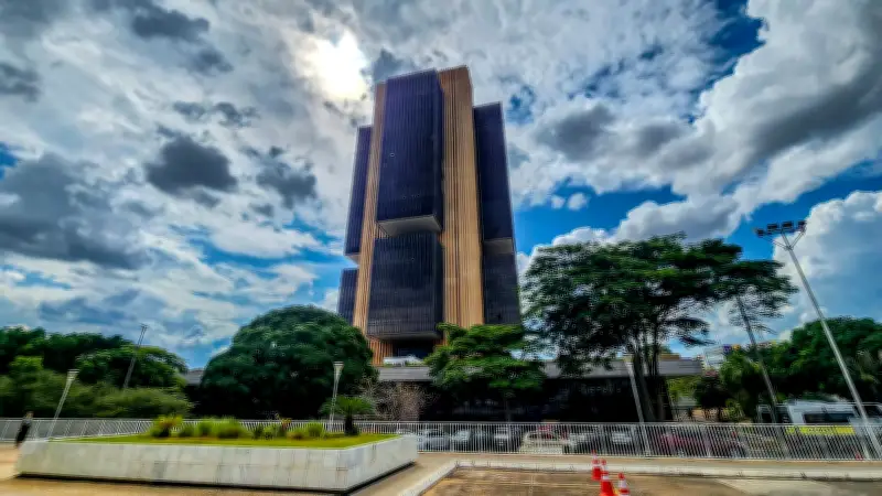 Copom corta Selic para 14,25% e sinaliza cautela com novos cortes