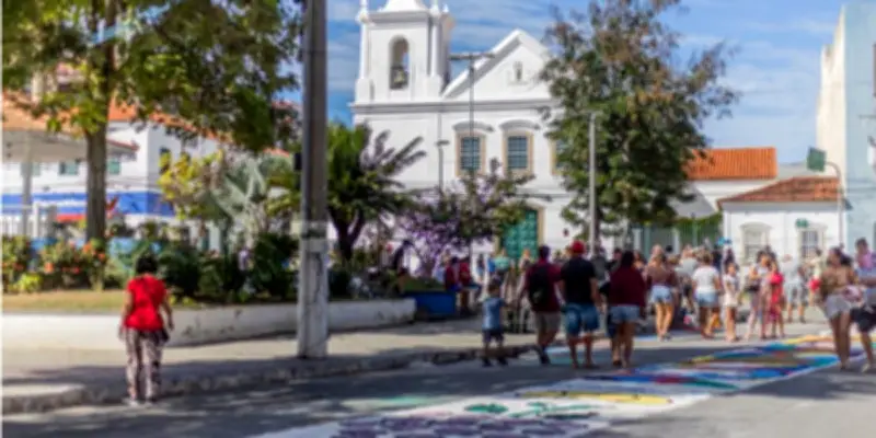 Corpus Christi altera trânsito em Cabo Frio com tapetes de sal e procissões