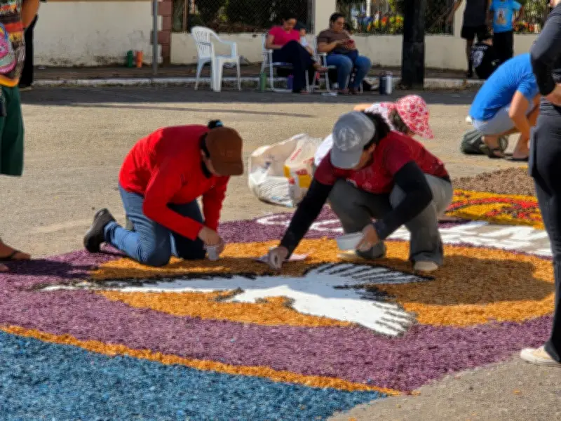 Corpus Christi: fiéis se unem na criação de tapetes coloridos no Acre