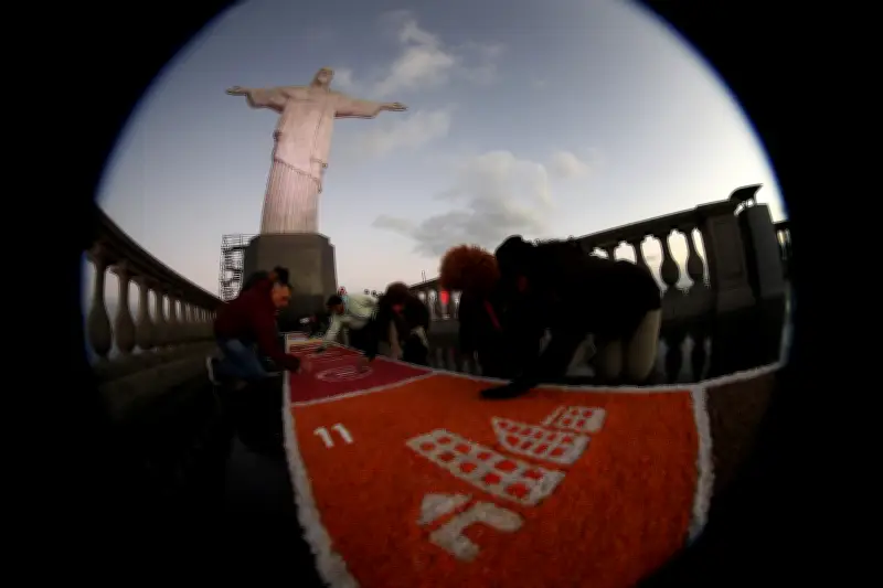 Corpus Christi no Rio: tapete sustentável com retalhos e auto na Catedral