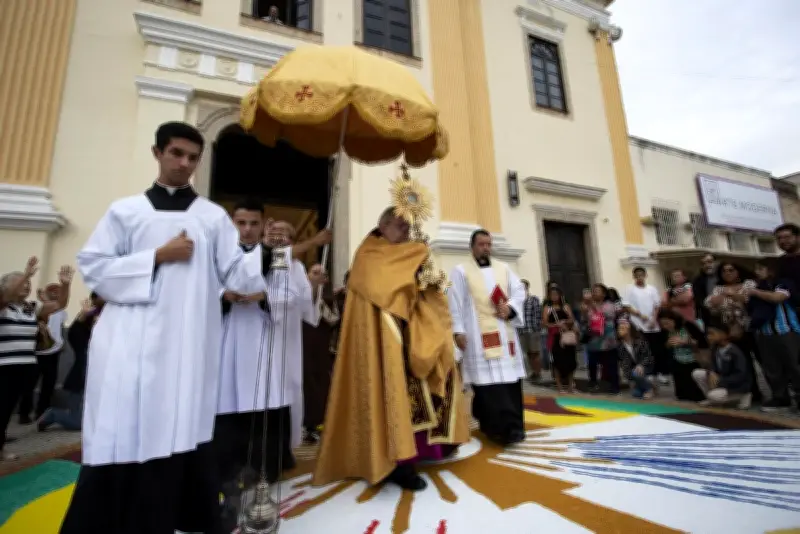 Corpus Christi: tapetes de sal colorem cidades do Norte Fluminense