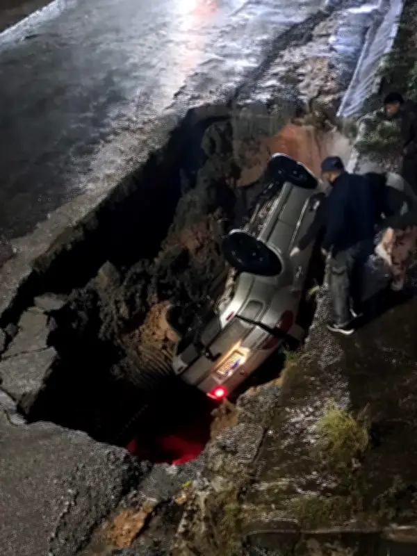 Cratera engole carro em Ribeirão Pires após forte chuva