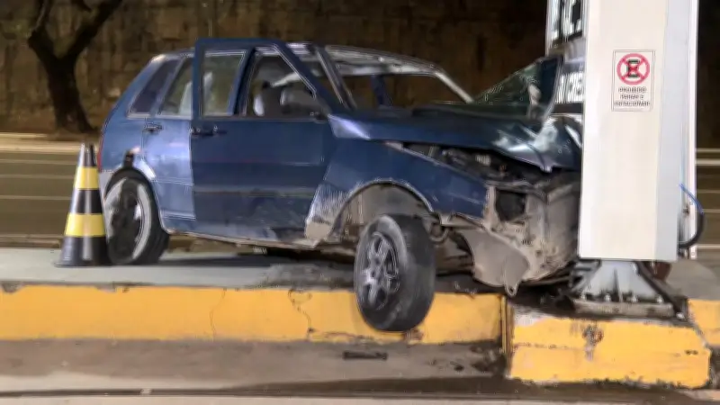 Criança de 6 anos ferida após carro ser atingido por carreta em Cariacica