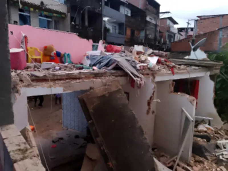 Criança de 9 anos fica soterrada após casa desabar em Salvador