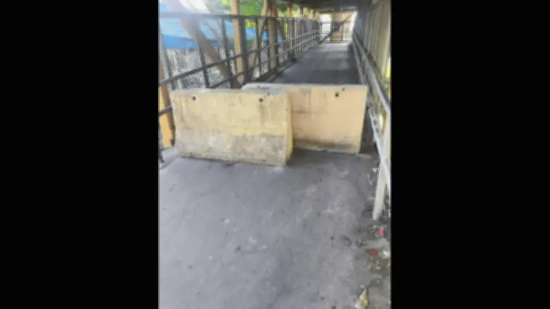 Criminosos instalam barricadas em passarela da Linha Amarela no Rio
