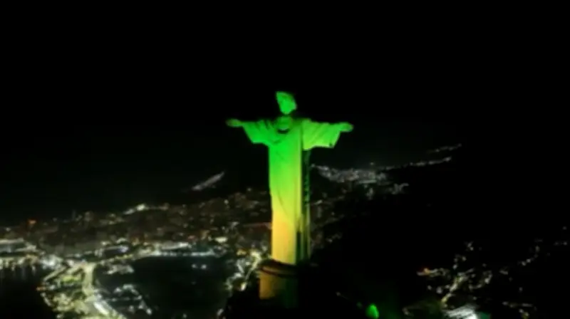 Cristo Redentor iluminado em verde e amarelo na véspera de Brasil x Escócia