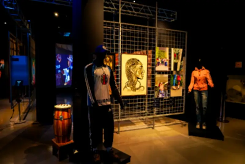 Curadora denuncia censura após exposição sobre funk ser encerrada antes do prazo