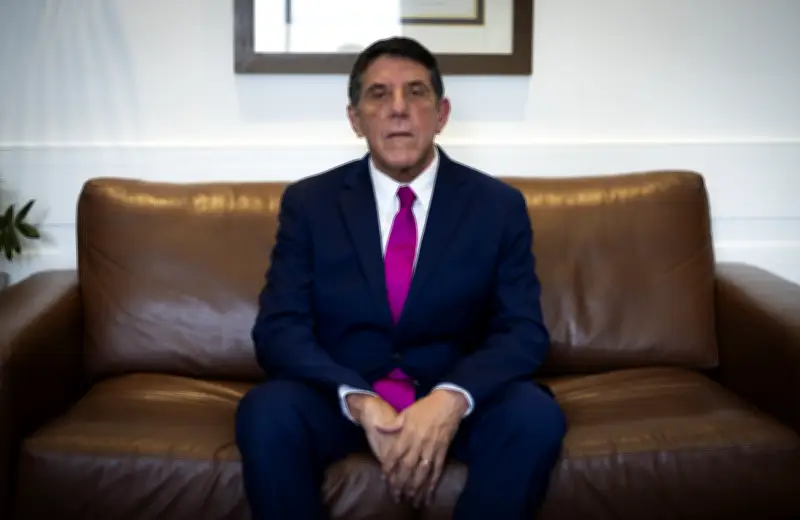 David Uip: 'É pouco provável o Ebola chegar no Brasil'