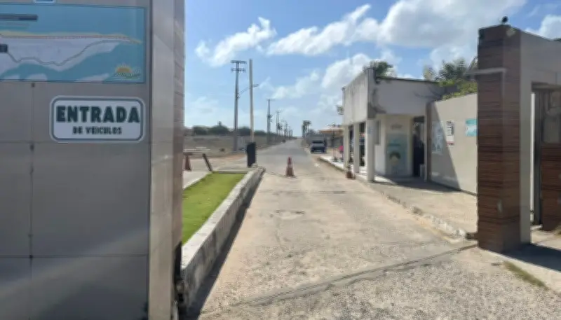 Decon multa empresas em R$ 226 mil por cobrança de taxa para acesso a praia em Fortaleza