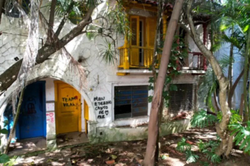 Demolição de vila histórica em SP gera revolta e debate sobre preservação