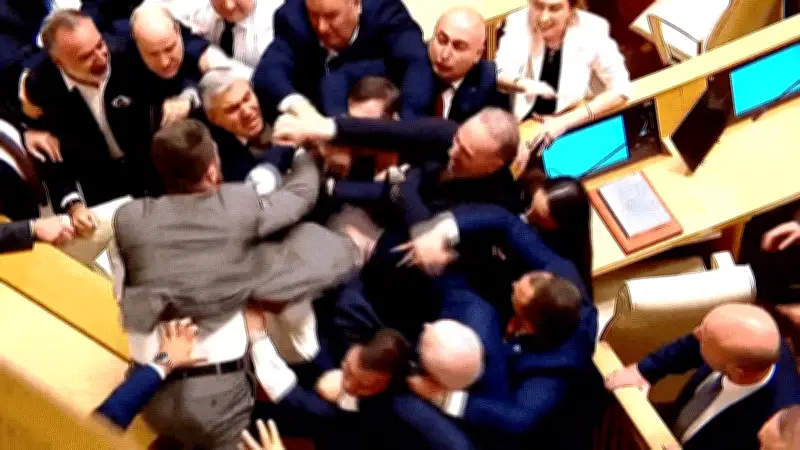 Deputados da Geórgia trocam socos durante sessão no Parlamento