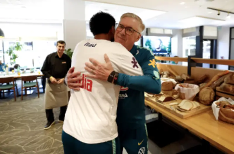 Éderson é recebido com abraço de Ancelotti na concentração da Seleção