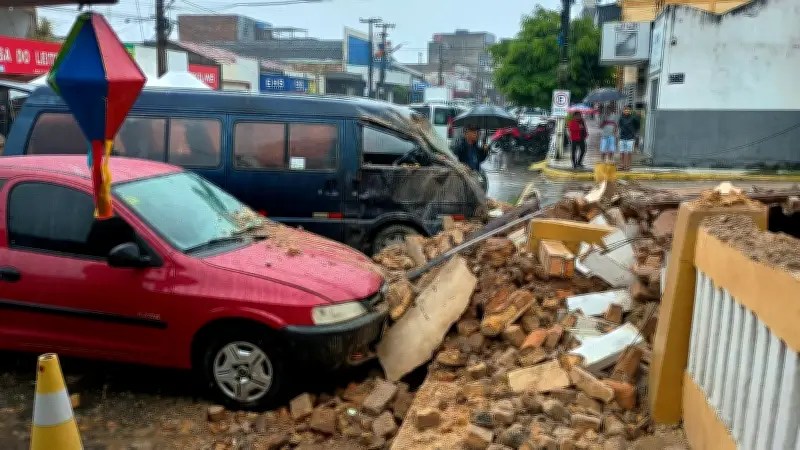 Desabamento de casa abandonada na PB fere duas pessoas e atinge carros