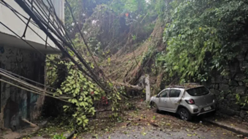 Deslizamento interdita Ladeira Ari Barroso no Leme, Zona Sul do Rio