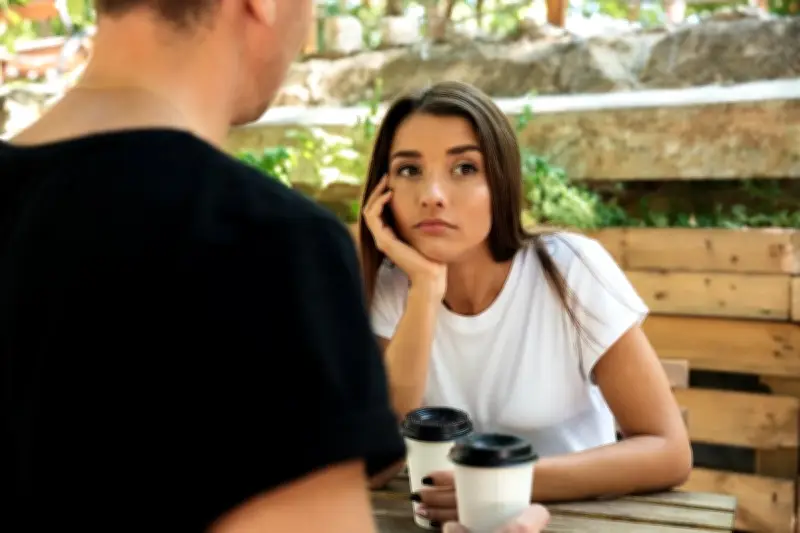 Desviar o olhar ao falar: psicologia explica mecanismo cognitivo