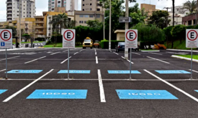 Direitos e deveres no trânsito para motoristas idosos: vagas, isenções e CNH