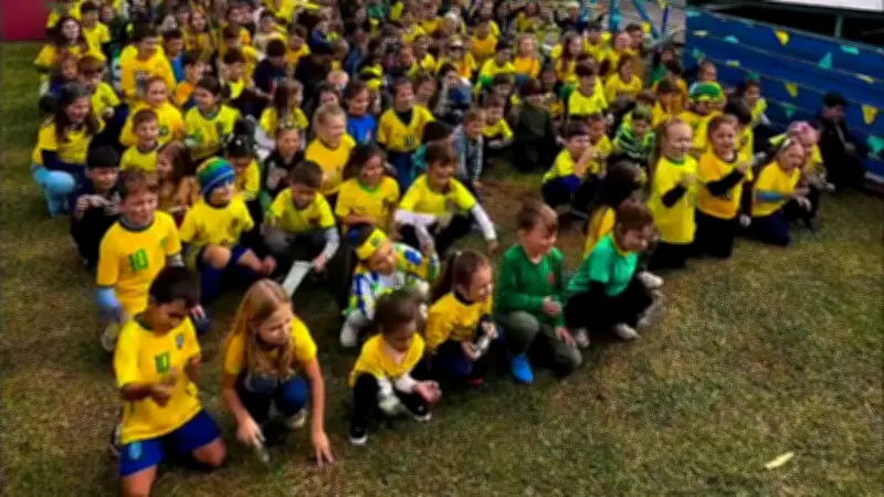 Diretor ensina música a alunos e torcida pelo Brasil viraliza