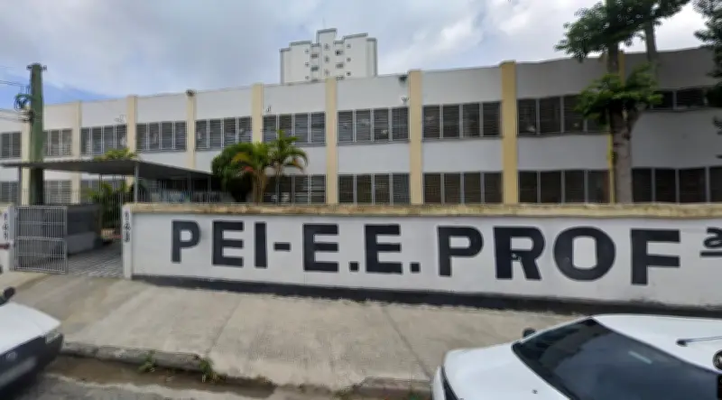 Diretora e vice são afastadas após obrigar aluno de 14 anos a ficar nu em revista escolar