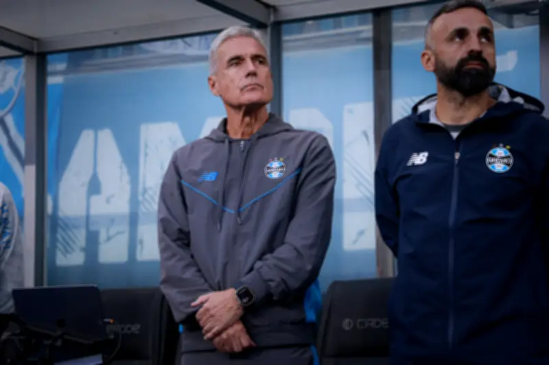 Diretoria do Grêmio mantém confiança em Luís Castro apesar de pressão