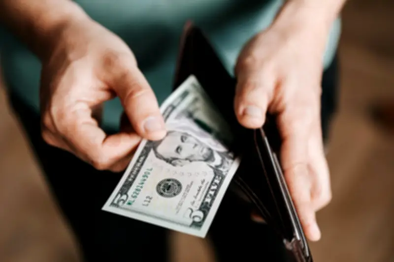 Dólar abre em leve alta com trégua entre EUA e Irã no radar