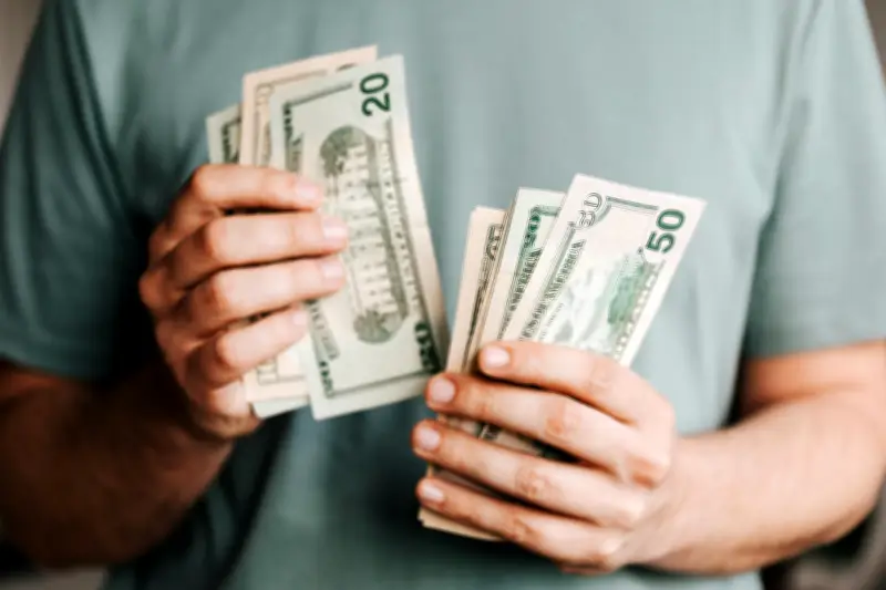 Dólar abre em queda com avanço nas negociações entre EUA e Irã