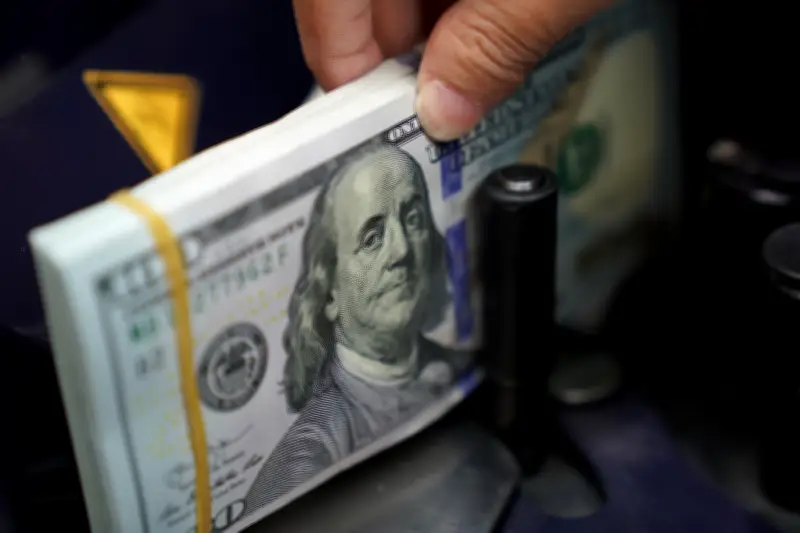 Dólar fecha no maior patamar em dois meses; Bolsa cai abaixo de 170 mil pontos