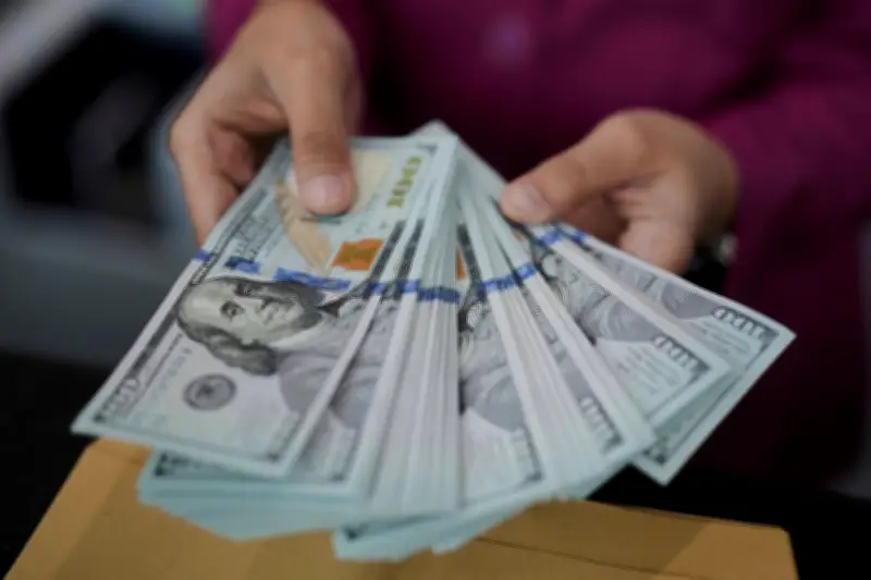 Dólar sobe com juros no Brasil e EUA; Ibovespa cai