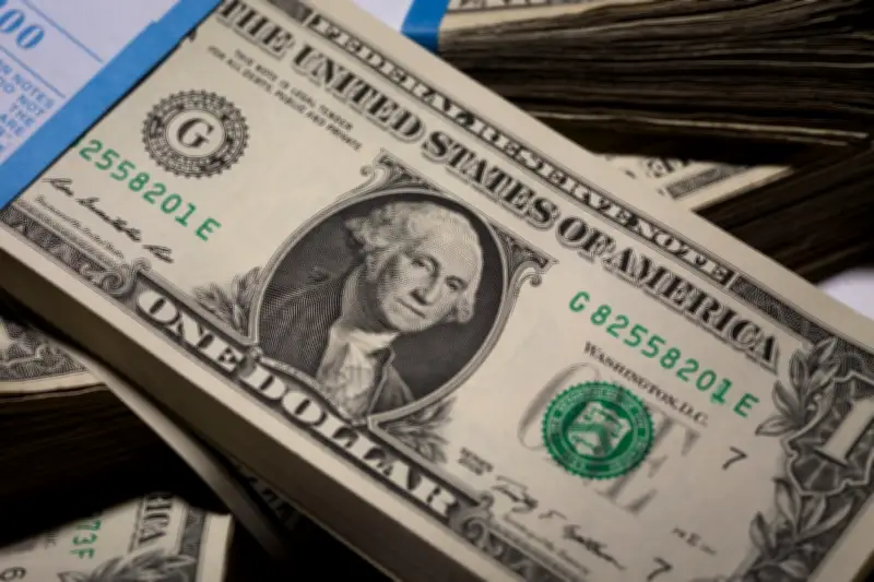 Dólar à vista inicia sessão em leve queda, apoiado pelo petróleo e guerra no radar